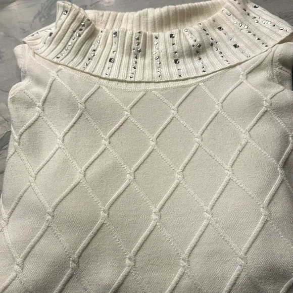 Donated. White House Black Market Scoop neck - Picture 5 of 6